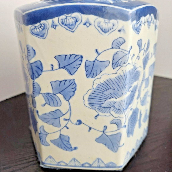 Porcelain Lidded Ginger Jar Vintage Style Blue and White Floral Motif 9" w/Lid - Picture 12 of 15